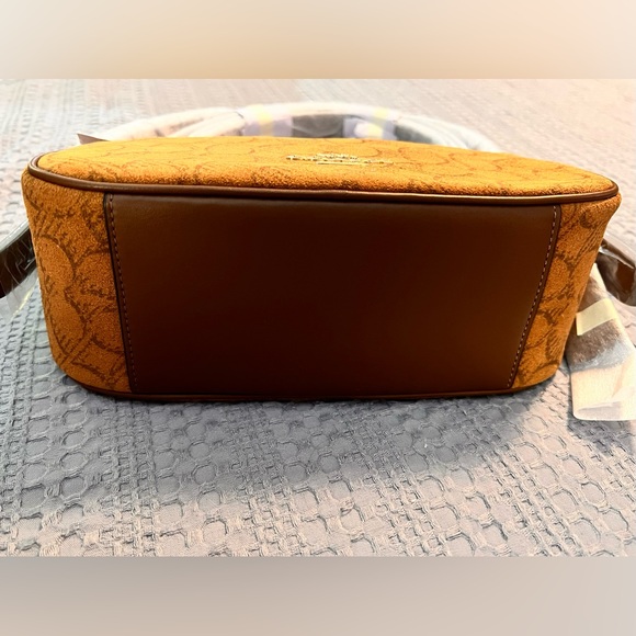 Coach Kailey Shoulder Bag
In Signature Suede - Picture 10 of 14